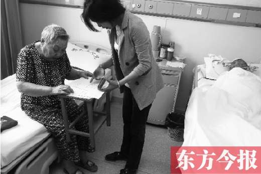 昨日，鄭大五附院二號樓住院部，馬老太寫下委托書，并簽字摁指印委托女兒代理為昏迷老伴解鎖取錢