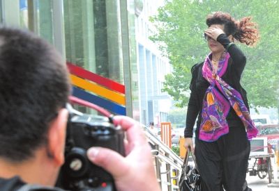 7月22日李某某輪奸案庭前會(huì)議，夢(mèng)鴿擋臉小跑進(jìn)法院。資料圖片京華時(shí)報(bào)記者蒲東峰攝