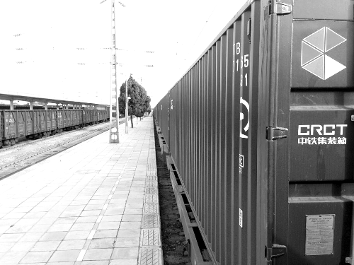 此次班列跟車工作人員@就著米飯吃面條發(fā)微博說：一路走來，每個停靠站的工作人員都在夸我們的集裝箱。