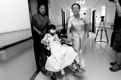 昨天，斌斌被推出病房，準(zhǔn)備換藥。記者 譚青/攝