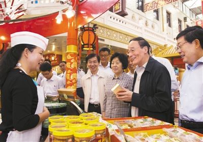 9月6日，王岐山在天津南市食品街調(diào)研，在月餅柜臺(tái)前，詢問(wèn)中央關(guān)于中秋國(guó)慶嚴(yán)禁公款送禮的規(guī)定發(fā)布后的銷(xiāo)售情況。新華社記者 李學(xué)仁 攝