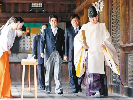 2011年8月15日安倍晉三等人參拜靖國神社。