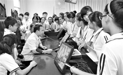 2013年5月30日，結(jié)合當(dāng)前國(guó)內(nèi)民眾普遍關(guān)注的“校長(zhǎng)開(kāi)房”、“強(qiáng)奸猥褻”等事件，廣西上思縣人民法院邀請(qǐng)中小學(xué)生到法院觀摩案件的庭審，提高他們的守法、維權(quán)意識(shí)。圖/IC