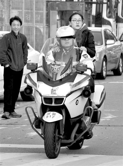 7日，首爾，警察將一名考生送抵考場(chǎng)。新華社發(fā)