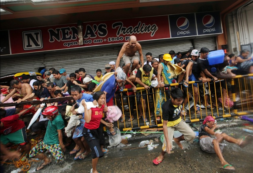 當(dāng)?shù)貢r間11月10日，強(qiáng)臺風(fēng)“海燕”襲擊菲律賓塔克洛班后，當(dāng)?shù)鼐用裣唇偕痰辏鍝屛镔Y。