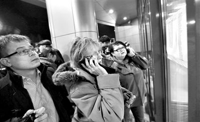 11月17日，俄羅斯喀山機(jī)場(chǎng)，一些人在查看航站樓上貼著的遇難者名單，他們可能是遇難者的親屬。