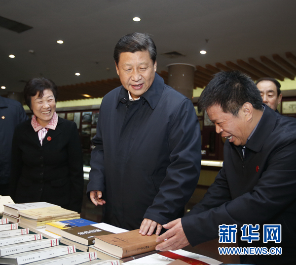 26日上午，習(xí)近平在孔子研究院參觀考察。新華社記者鞠鵬 攝