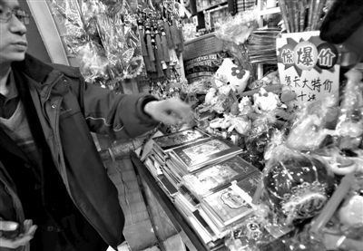 12月27日，世紀(jì)天鼎購物廣場(chǎng)的一位商戶表示，今年的賀卡明顯沒有前幾年好賣。新京報(bào)記者 王貴彬 攝