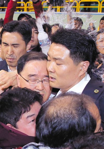 17日，鄭烘原（中）會見乘客家屬時(shí)，遭到家屬辱罵、潑水。