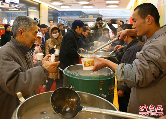 鄭州市民臘八節(jié)免費品嘗少林“五行臘八粥” 鄭州市民臘八節(jié)免費品嘗少林“五行臘八粥”