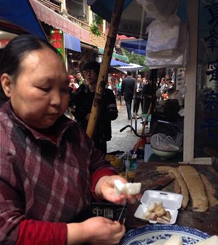 涼糕大媽英語吆喝賺足眼球 網(wǎng)友：英語白學了