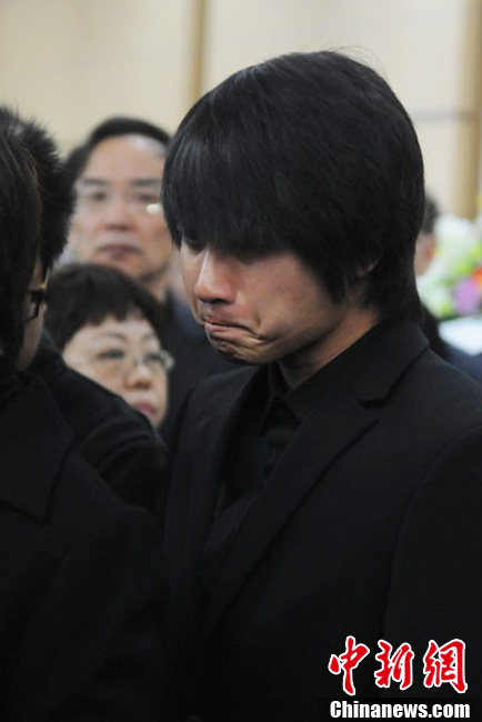 韓寒到場痛哭流淚。