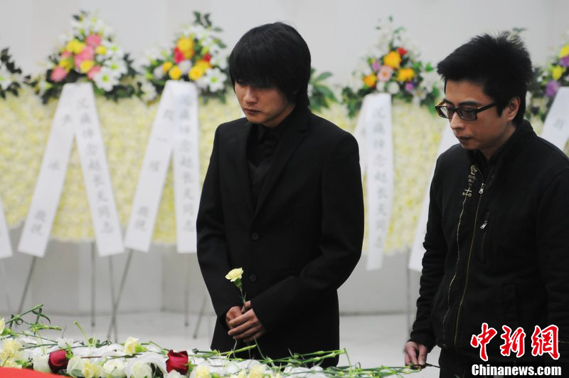 韓寒到場痛哭流淚。