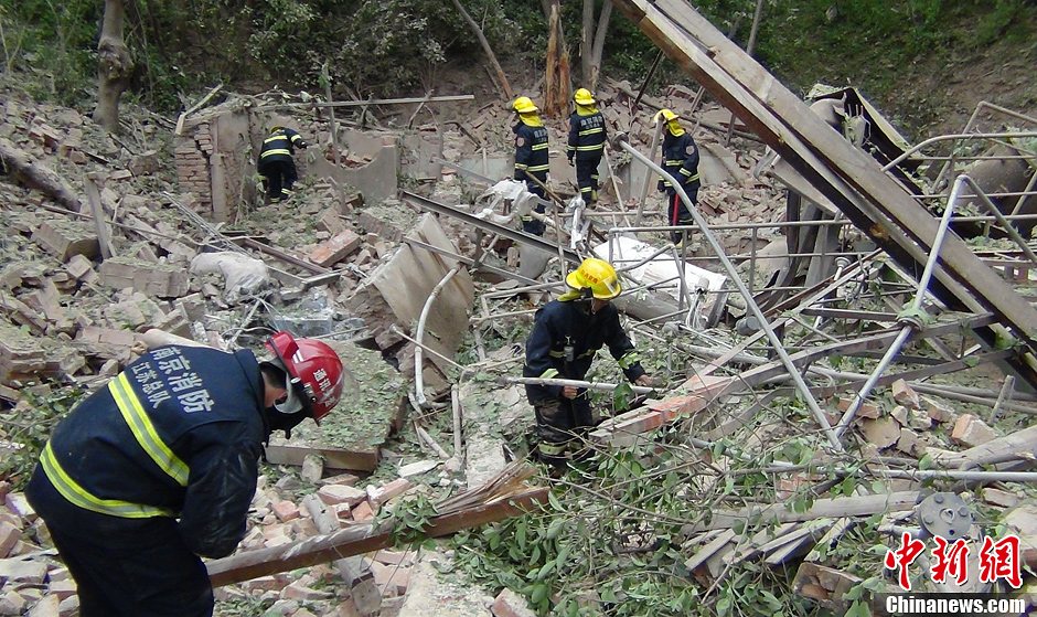 圖為南京消防隊(duì)員在現(xiàn)場搜救。中新社發(fā) 梅亮 攝