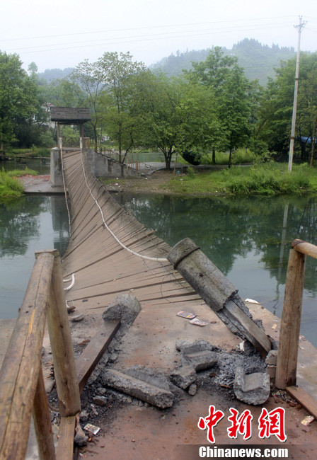 5月1日晚9點10分左右，湖南省鳳凰縣沱江鎮(zhèn)棉寨村距縣城3公里處桃花島篝火晚會散場時，游客經(jīng)過近水