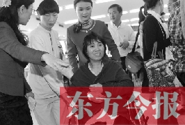 坐在輪椅上的，就是為兒子捐出肝、腎的母親潘大想