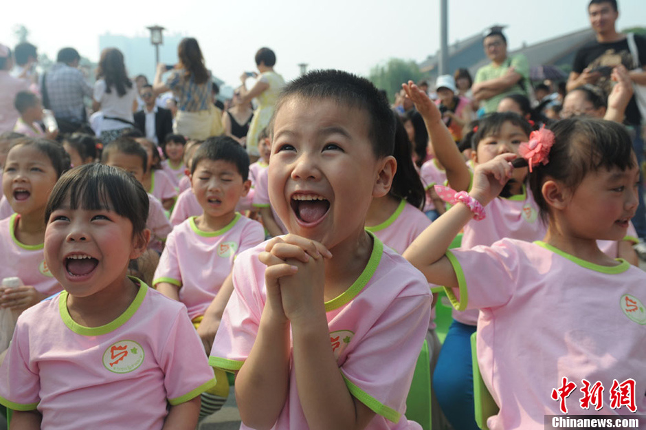 圖為參加集體生日的“地震寶寶”。張浪 攝