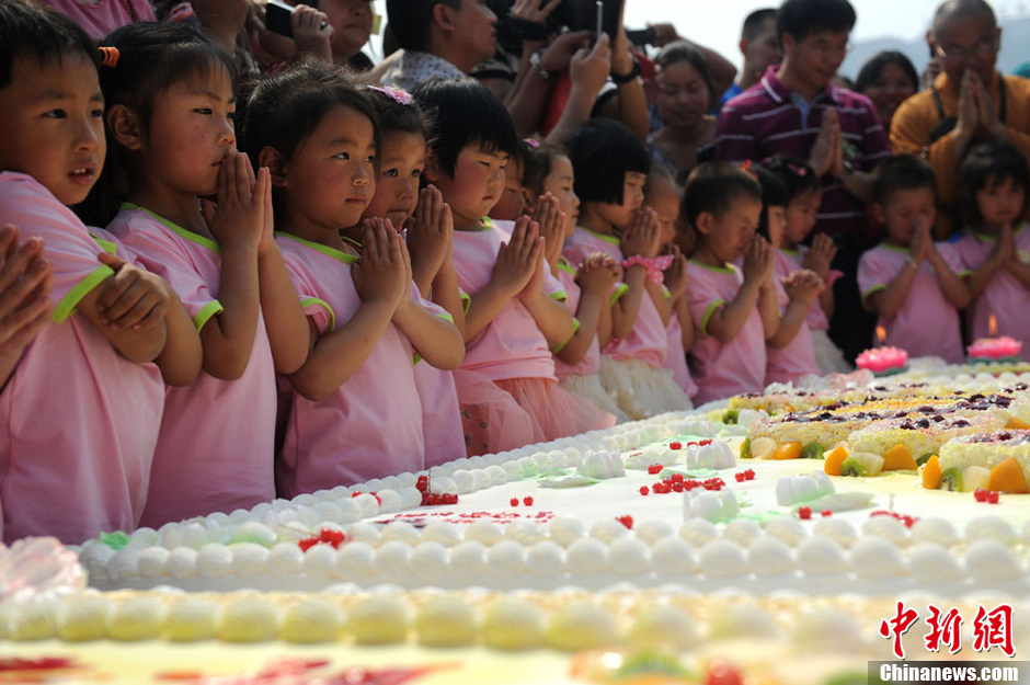 圖為孩子們?cè)谏盏案馇霸S下愿望。張浪 攝