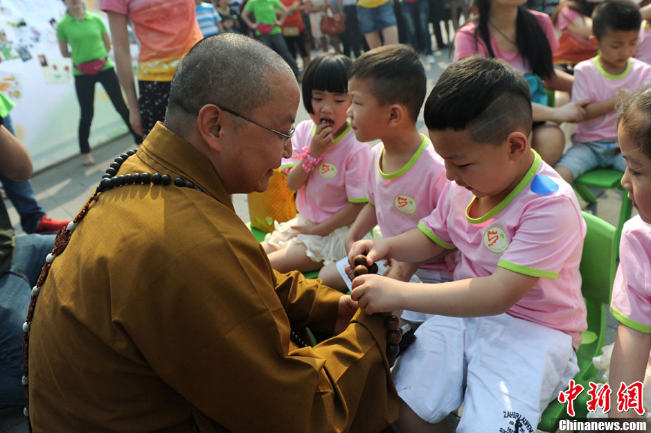 圖為羅漢寺素全法師與參加生日party的孩子。張浪 攝
