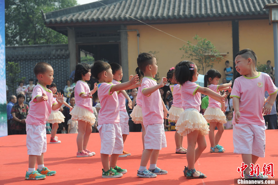 圖為孩子們?cè)谏誔arty上表演節(jié)目。張浪 攝