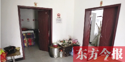 男廁洗漱池前，堆放著大量家電、家具等生活用品