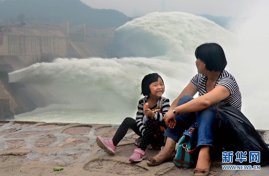 　6月22日，兩位游客在黃河小浪底景區(qū)內(nèi)歇息。