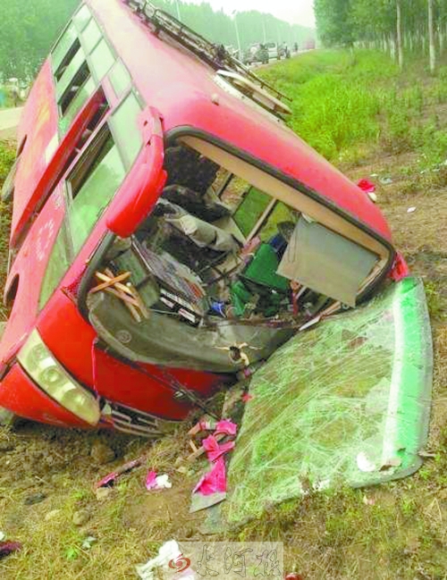 　扎進(jìn)溝里的中巴車，擋風(fēng)玻璃碎了一地。