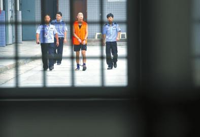 劉明前往家屬會見室和父母見最后一面。 吳小川 攝