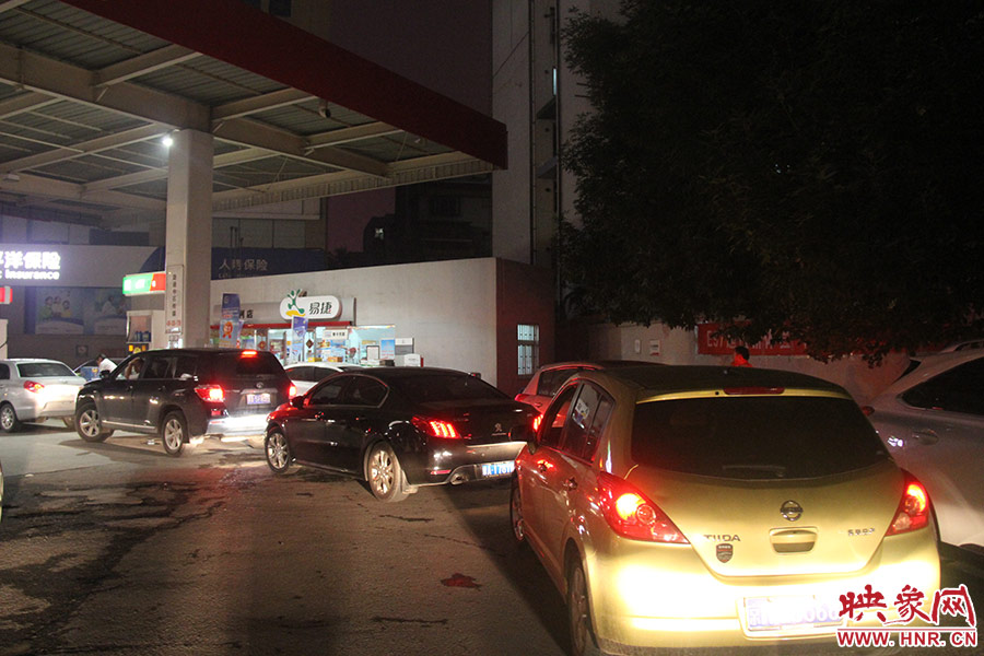 加油站內(nèi)，車主們正在正待為愛車加油