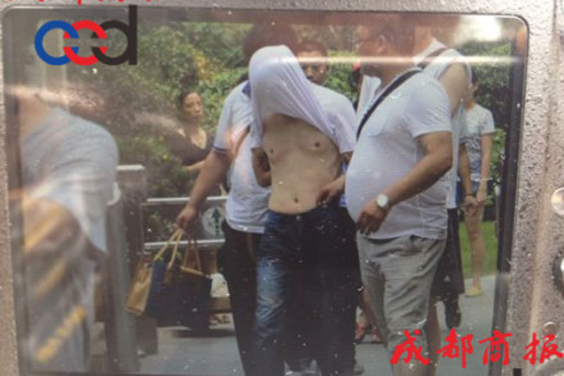 圖為事發(fā)現(xiàn)場，嫌疑人被警方控制。