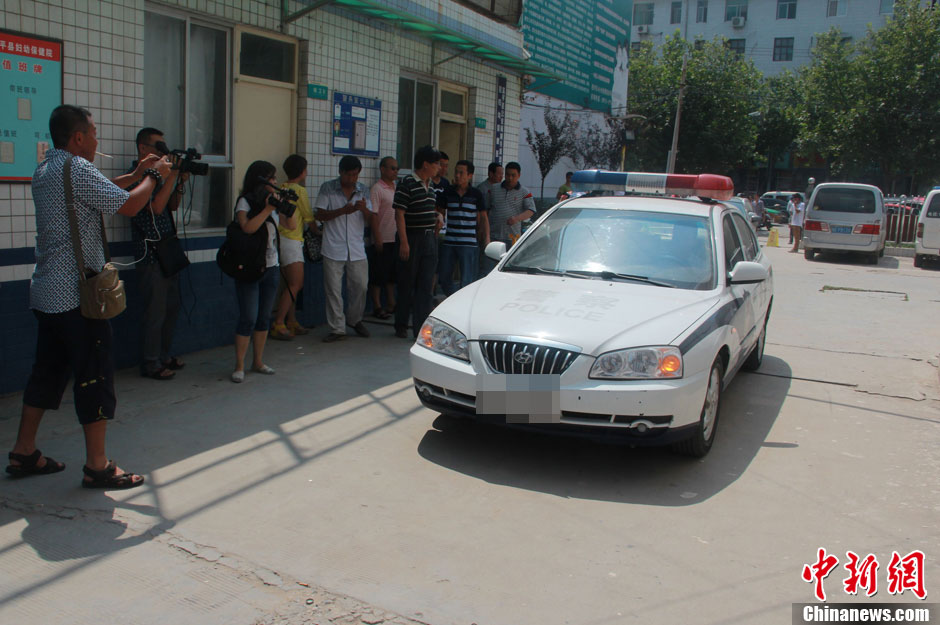 圖為護(hù)送獲救嬰兒的警察駛?cè)敫黄娇h婦幼保健院。張一辰 攝