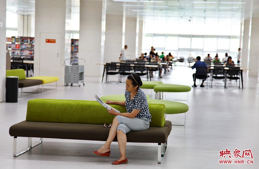 早上十點左右，已經有不少讀者來管內看書了。