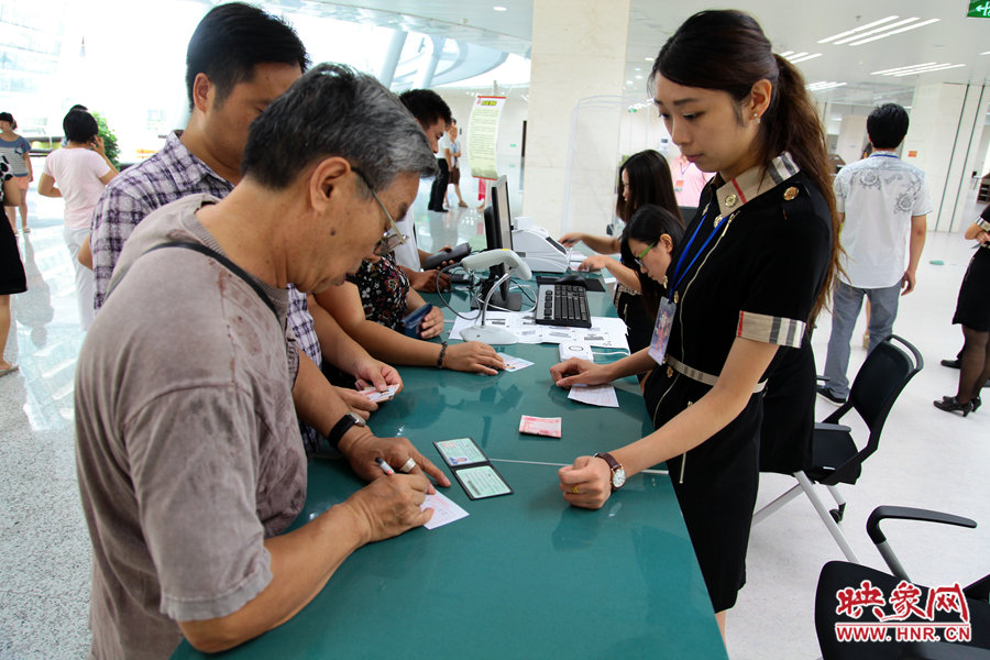 辦理借書卡很便捷，只需要身份證和一百元押金就可以。