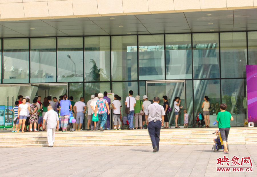開館時間還沒到，門口已經有不少等待的讀者