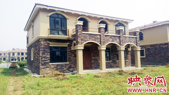 這里的別墅有兩層的，也有三層的，主體、裝修都已經(jīng)完工