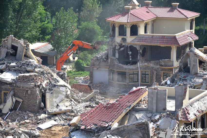 2013年8月18日，在黃河南岸鄭州市惠濟區(qū)花園口鎮(zhèn)申莊村，違規(guī)修建的別墅正在被拆除。張濤/東方IC