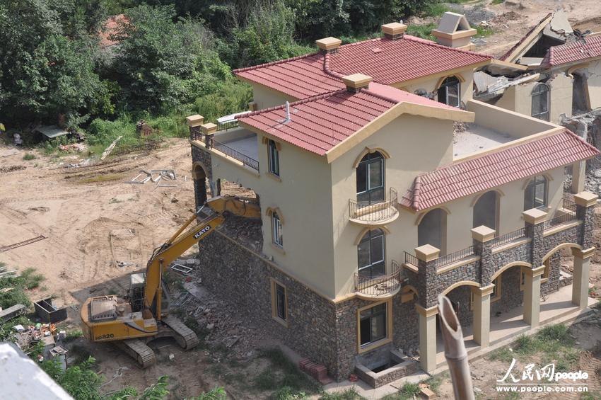 2013年8月18日，在黃河南岸鄭州市惠濟區(qū)花園口鎮(zhèn)申莊村，違規(guī)修建的別墅正在被拆除。張濤/東方IC