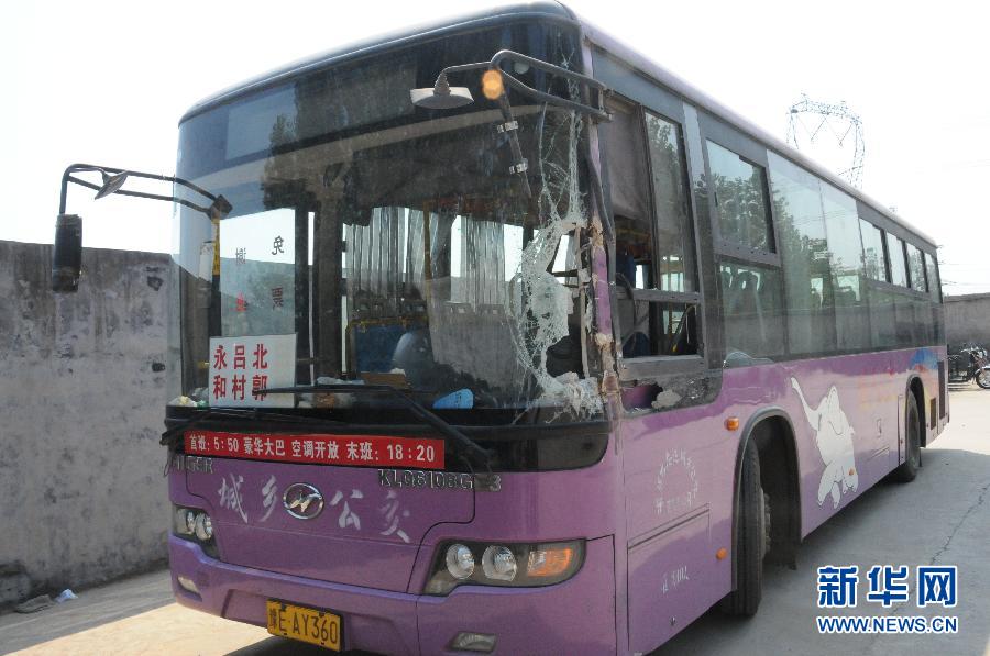 事發(fā)公交車左前方的擋風(fēng)玻璃破了一個大洞（8月20日攝）。