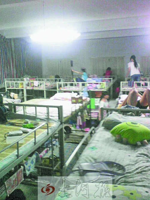 住在電教室里的女生們，擁擠不堪。