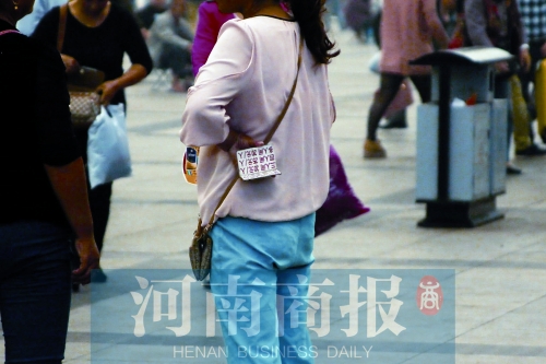 火車站廣場，一女子拿著寫有不同房型價位的卡片在拉客，不少市民抱怨，受過此類“騷擾”