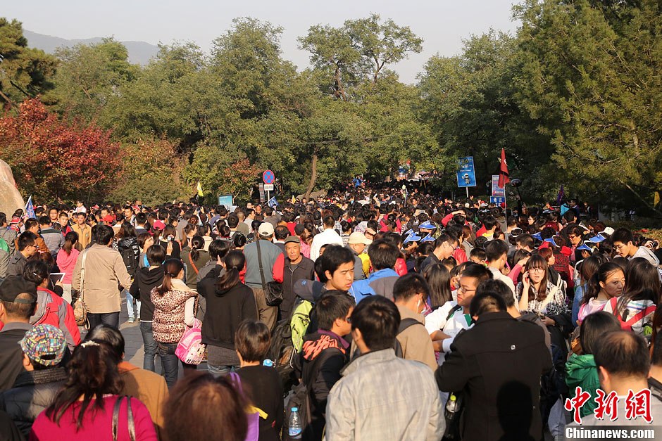 　10月26日，北京香山公園內(nèi)游客摩肩接踵。