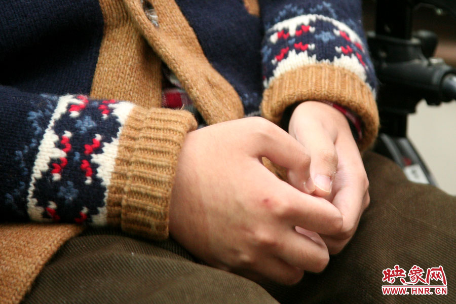 也許是對陌生人來訪的感受到了拘謹，王海龍的雙手僅僅的握著