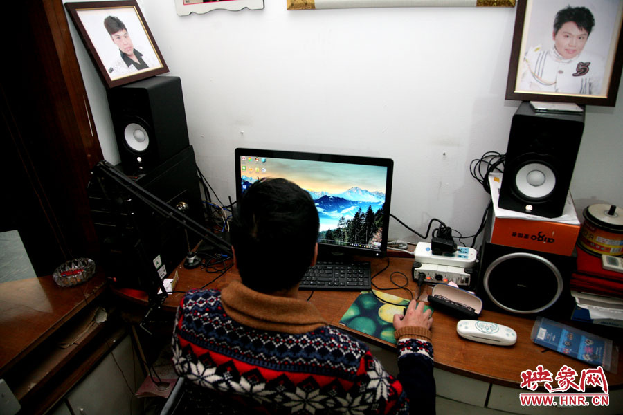 這張小小的工作臺就是海龍的一片小天地，他可以在這里練歌，也可在這里回味他的過去