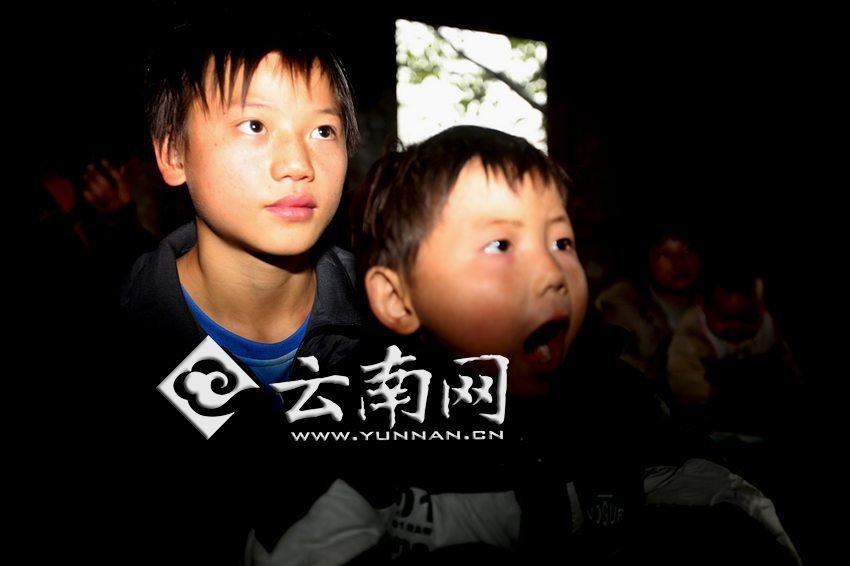 孩子認真地跟著袁老師讀拼音。徐弘毅 攝