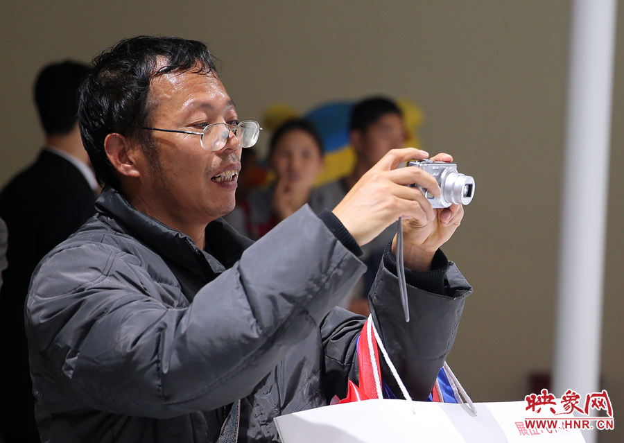 美麗的車模吸引了參觀者不停按動(dòng)快門