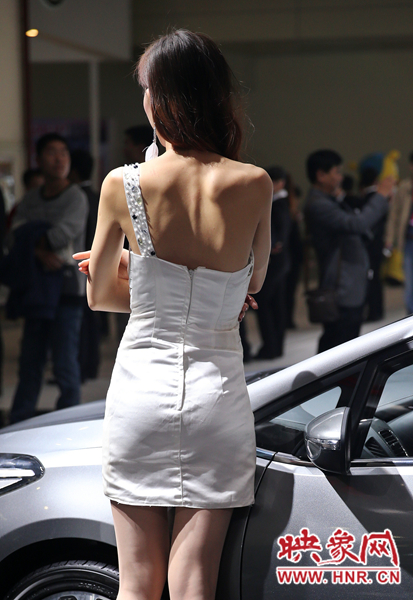 雖然進(jìn)入深秋，車模依然“輕裝”上場(chǎng)。