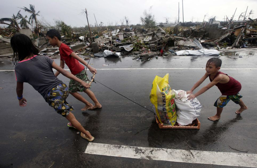 菲強(qiáng)臺(tái)風(fēng)致萬人遇難 食物短缺現(xiàn)哄搶 菲強(qiáng)臺(tái)風(fēng)致萬人遇難 食物短缺現(xiàn)哄搶
