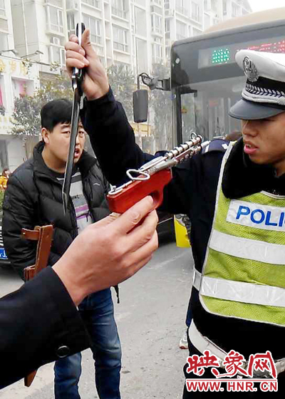 據(jù)當(dāng)事交警描述，男子自知車上有刀，在車輛被逼停后，車上的另一名男子試圖將刀具交給到達(dá)現(xiàn)場的同伴。