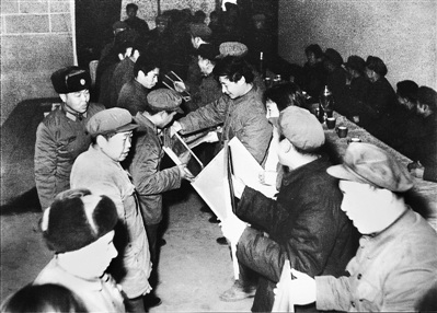 1985年4月6日,時任中共正定縣委書記習近平在全縣首季開門紅表彰大會上頒獎。