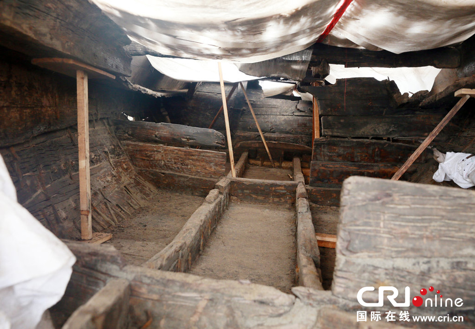 2014年1月6日，河南洛陽(yáng)古沉船發(fā)掘現(xiàn)場(chǎng)，古沉船頭，船倉(cāng)內(nèi)部。